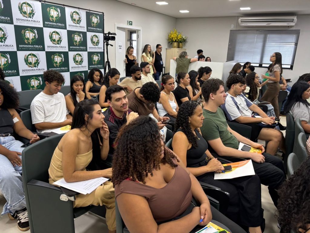 Estudantes sentados participam do 1º Encontro do MS Supera.