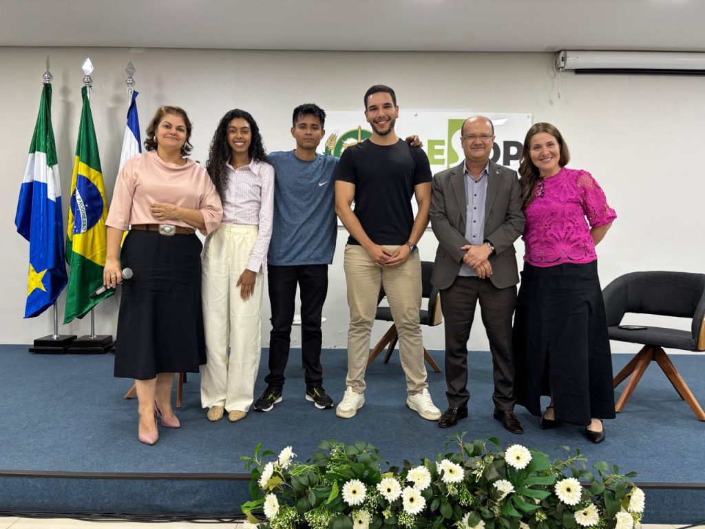 De pé, estão a secretária Patrícia Cozzolino, os estudantes de Medicina, Ariadne Mariana, Daniel de Oliveira e Leonel Figueiredo, o vice-governador Barbosinha e a secretária-executiva de Assistência Social, Taciana Silvestrini. 
