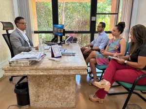 Secretário executivo de Direitos Humanos, Ben Hur Ferreira, conversa com servidores da Secretaria.