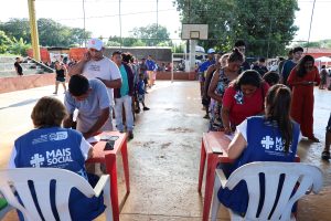 Indígenas em fila são atendidos por servidores com coletes do programa Mais Social