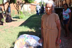 Lourença Gonçalves, de 90 anos, ao lado da cesta de alimentos