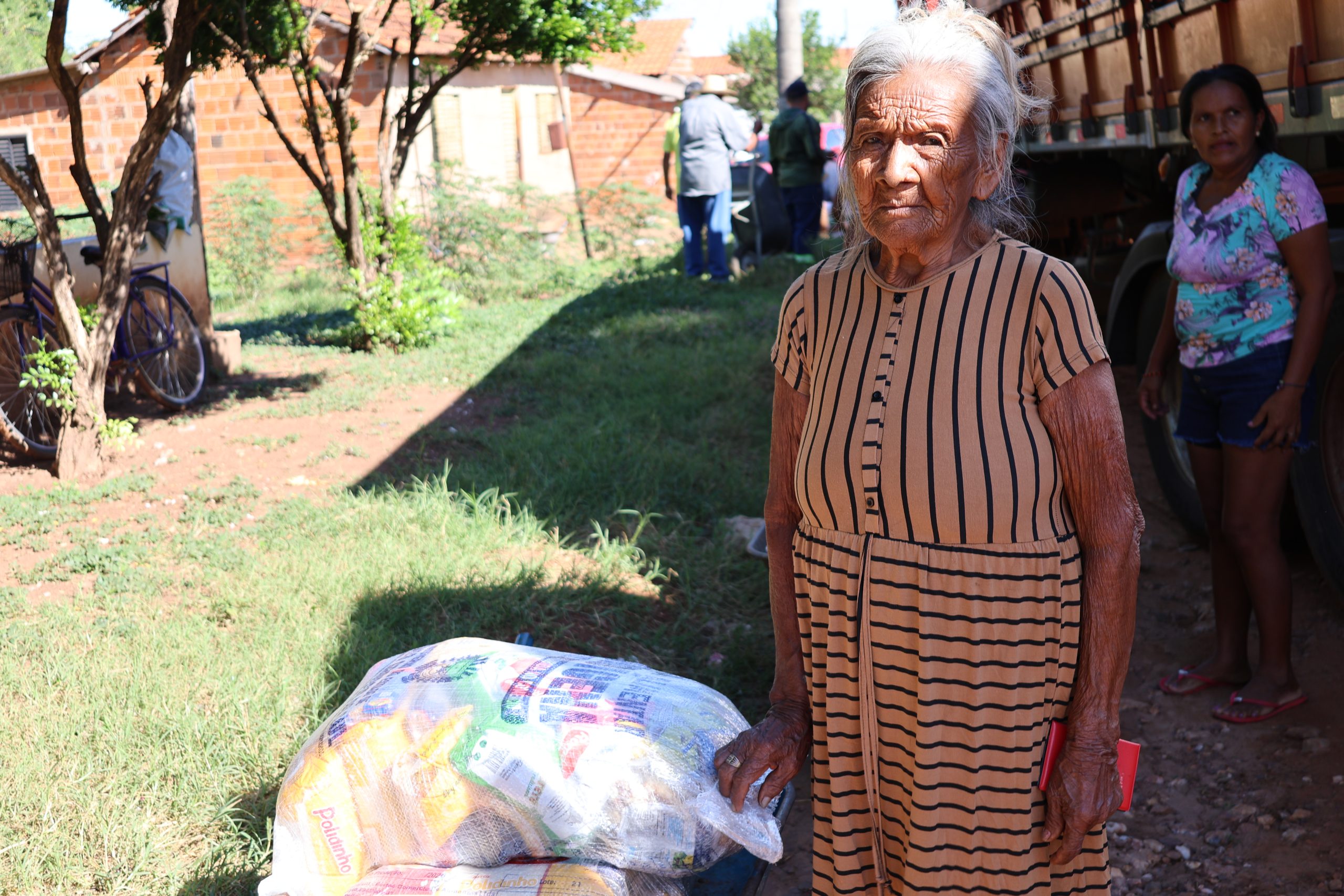 Lourença Gonçalves, de 90 anos, ao lado da cesta de alimentos