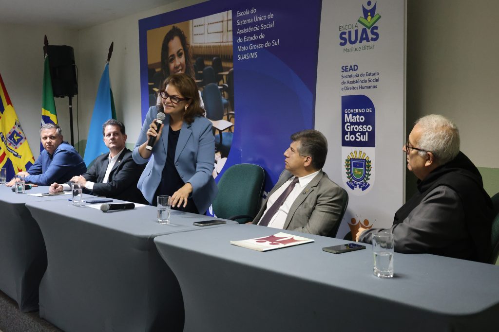 Secretária Patrícia Cozzolino discursa.