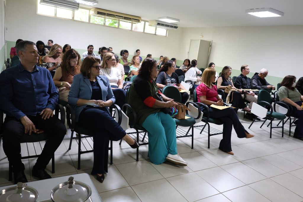 Pessoas sentadas no auditório na posse dos conselheiros do Ceas.